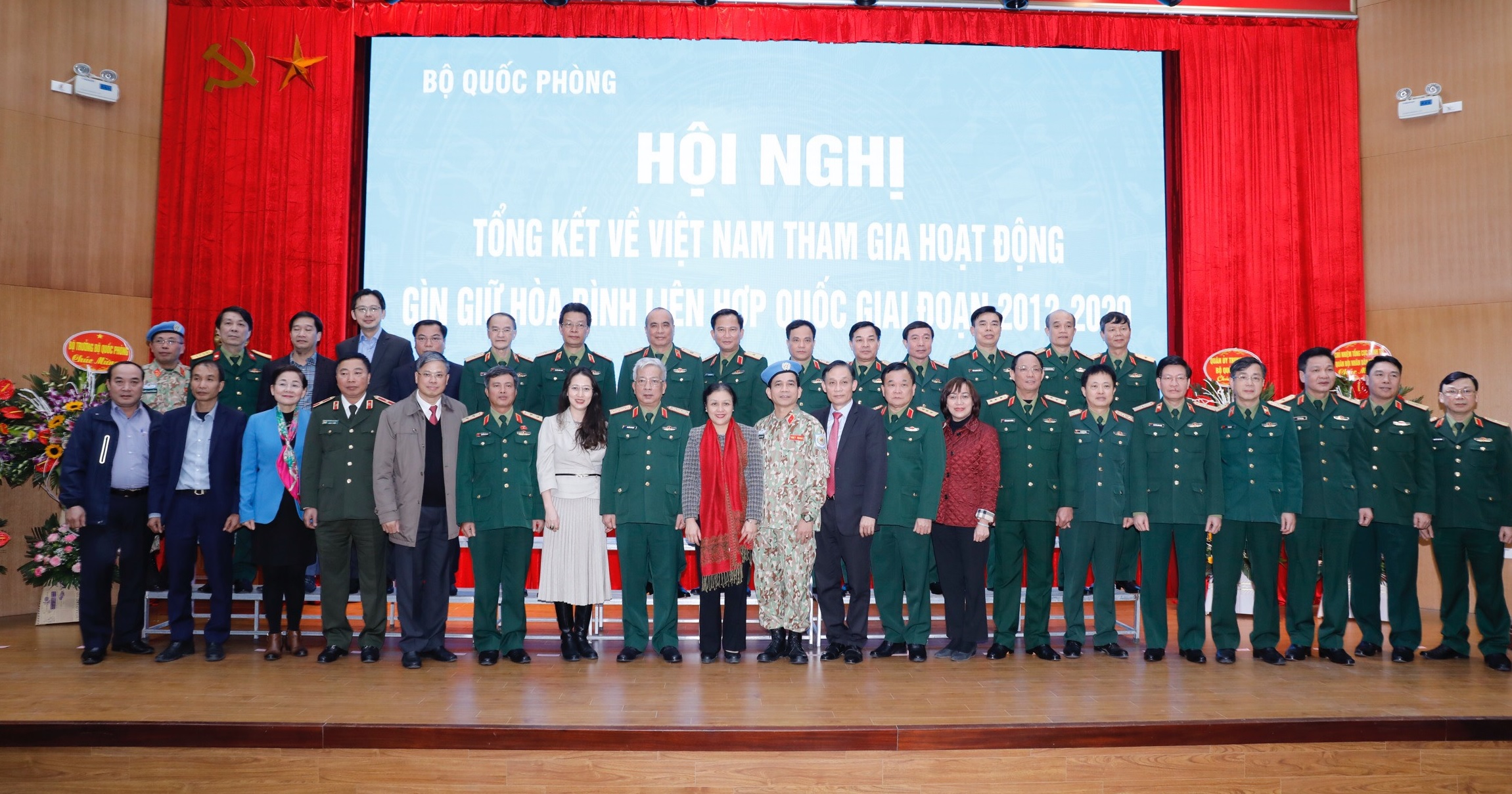 Thượng tướng Hoàng Xuân Chiến, Thứ trưởng BQP chụp ảnh lưu niệm cùng các đại biểu tại Hội nghị Tổng kết Việt Nam tham gia hoạt động GGHB LHQ giai đoạn 2012-2020